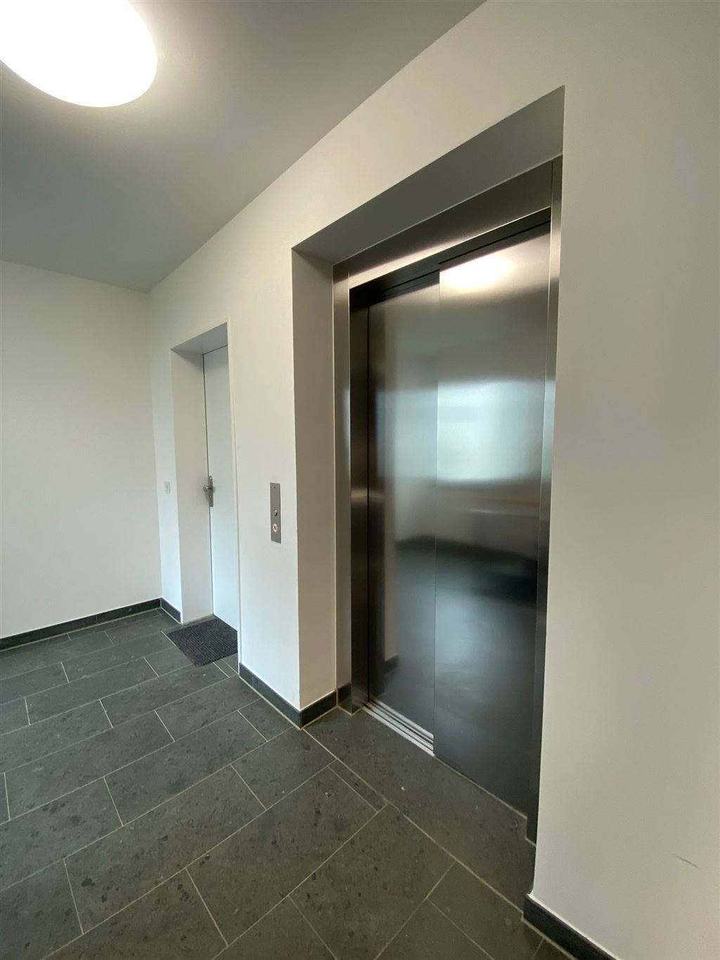 Aufzug direkt neben Wohnungseingang