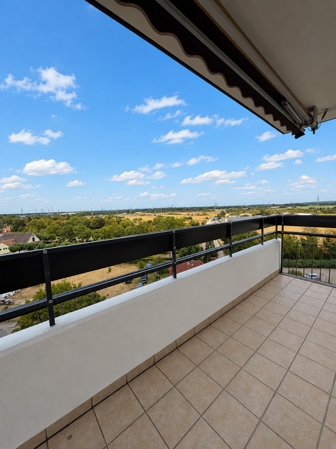 Ihr Balkon (Der Himmel wurde mithilfe von KI angepasst)