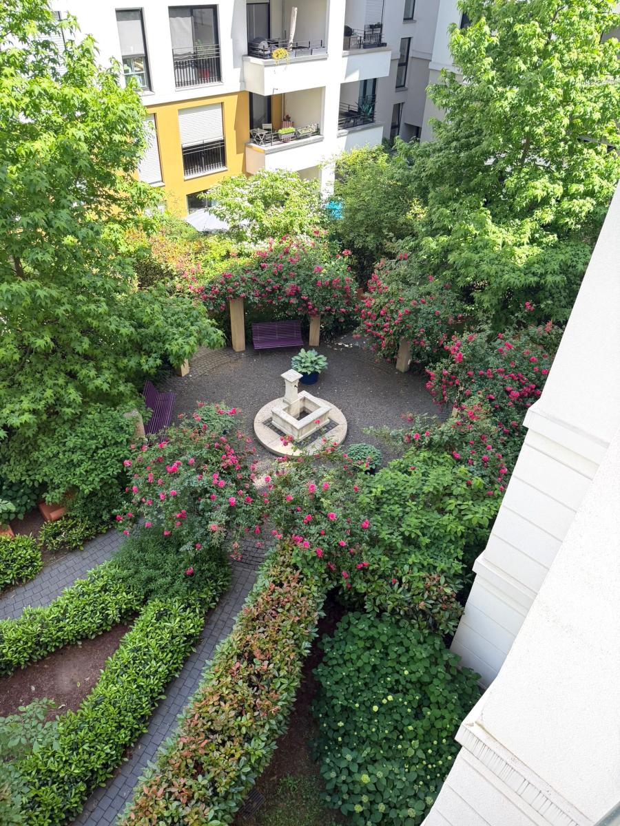 Blick in den innenliegenden Park